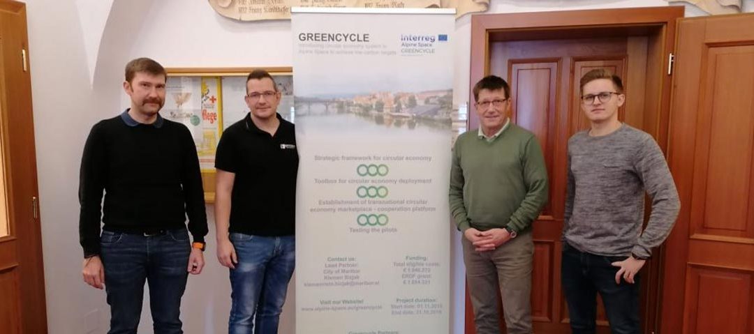 IZ Vorau Team übergibt Bürgermeister GREENCYCLE Kreislaufwirtschaftsstrategie