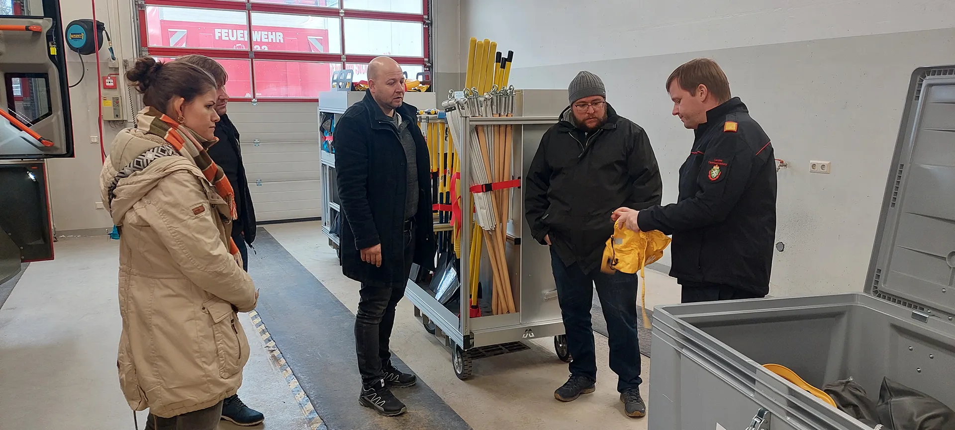 Dr. Hannes Kern erklärt KLAR Managern Ausrüstung für Waldbrandbekämpfung im Rüsthaus der freiwilligen Feuerwehr Vorau